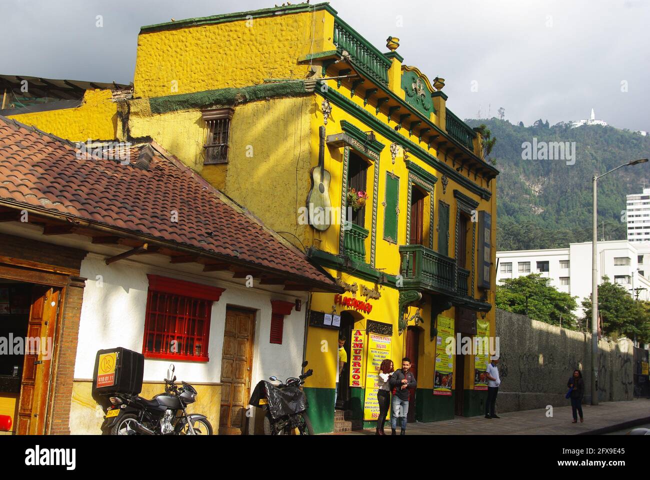 Straßenszene unter dem Berg Monserrate, Bogotá, Kolumbien Stockfoto