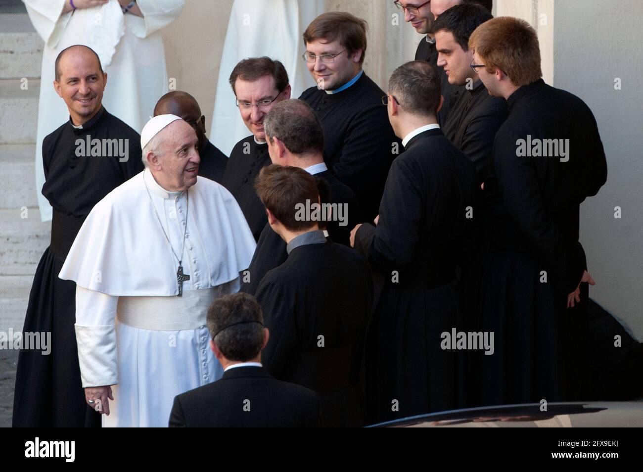 Rom, Italien. Mai 2021. 26. Mai 2021 : Papst Franziskus spricht während seiner wöchentlichen Generalaudienz im Freien im Innenhof von San Damaso im Vatikan mit Mitgliedern des Klerus. Quelle: Independent Photo Agency/Alamy Live News Stockfoto