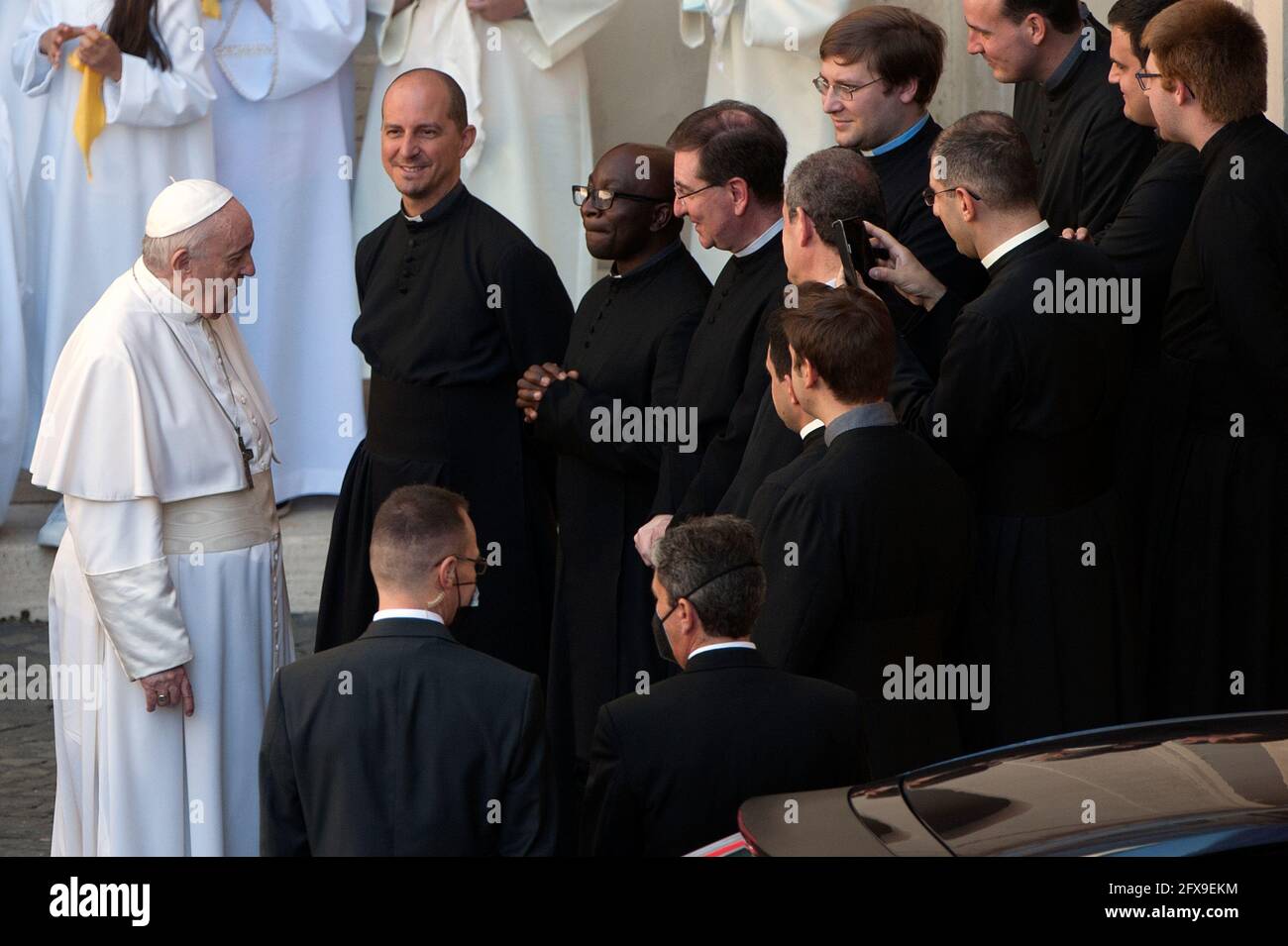 Rom, Italien. Mai 2021. 26. Mai 2021 : Papst Franziskus spricht während seiner wöchentlichen Generalaudienz im Freien im Innenhof von San Damaso im Vatikan mit Mitgliedern des Klerus. Quelle: Independent Photo Agency/Alamy Live News Stockfoto