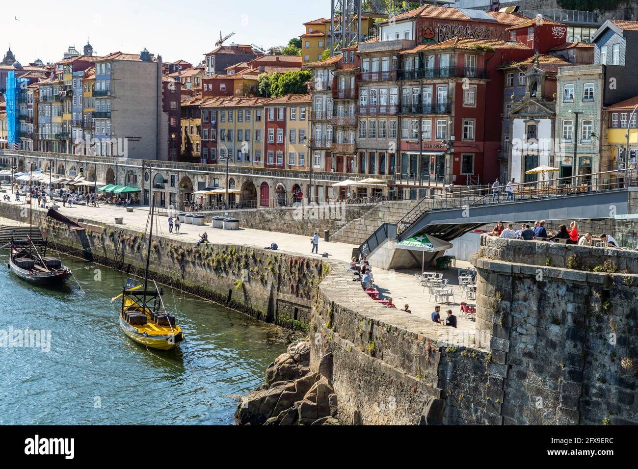 Douro Promenade Cais de Ribeira in der Altstadt von Porto, Portugal, Europa die Douro-Flusspromenade an der historischen Altstadt von Por Stockfoto