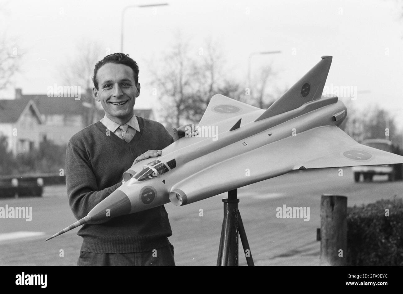 Kees Ames, Modellbauer mit Saab-Modell, 24. November 1961, Modellbauer, Niederlande, Presseagentur des 20. Jahrhunderts, News to Remember, Dokumentarfilm, historische Fotografie 1945-1990, visuelle Geschichten, Menschliche Geschichte des zwanzigsten Jahrhunderts, Momente in der Zeit festzuhalten Stockfoto
