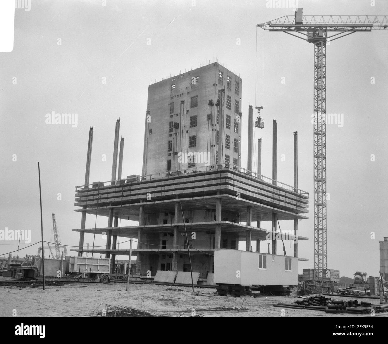 Bau von Güterverkehrsbüros, Treppenhaus mit Aufzugswelle, Bau, Bau, Treppen, Frachtbüros, Niederlande, Presseagentur des 20. Jahrhunderts, Foto, Nachrichten zum erinnern, Dokumentarfilm, historische Fotografie 1945-1990, visuelle Geschichten, Menschliche Geschichte des zwanzigsten Jahrhunderts, Momente in der Zeit festzuhalten Stockfoto