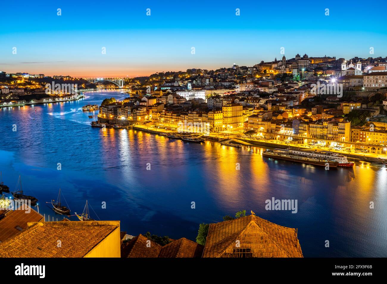 Blick über den Fluss Douro auf die Altstadt von Porto in der Abenddämmerung, Portugal, Europa Blick über den Douro zur historischen Altstadt von P Stockfoto