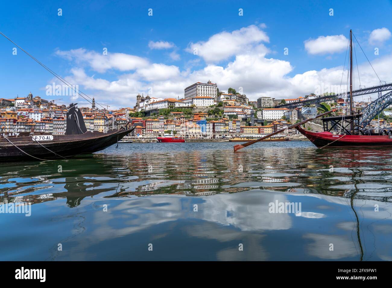 Blick über die traditionellen Rabelo Boote am Douro Ufer in Vila Nova de Gaia auf die Altstadt von Porto und die Brücke Ponte Dom Luís I, Vila Nova d Stockfoto