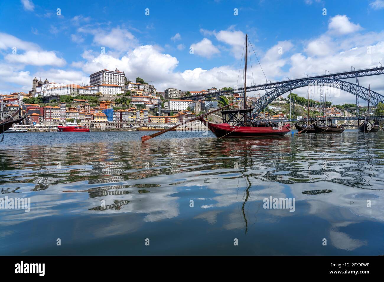 Blick über die traditionellen Rabelo Boote am Douro Ufer in Vila Nova de Gaia auf die Altstadt von Porto und die Brücke Ponte Dom Luís I, Vila Nova d Stockfoto