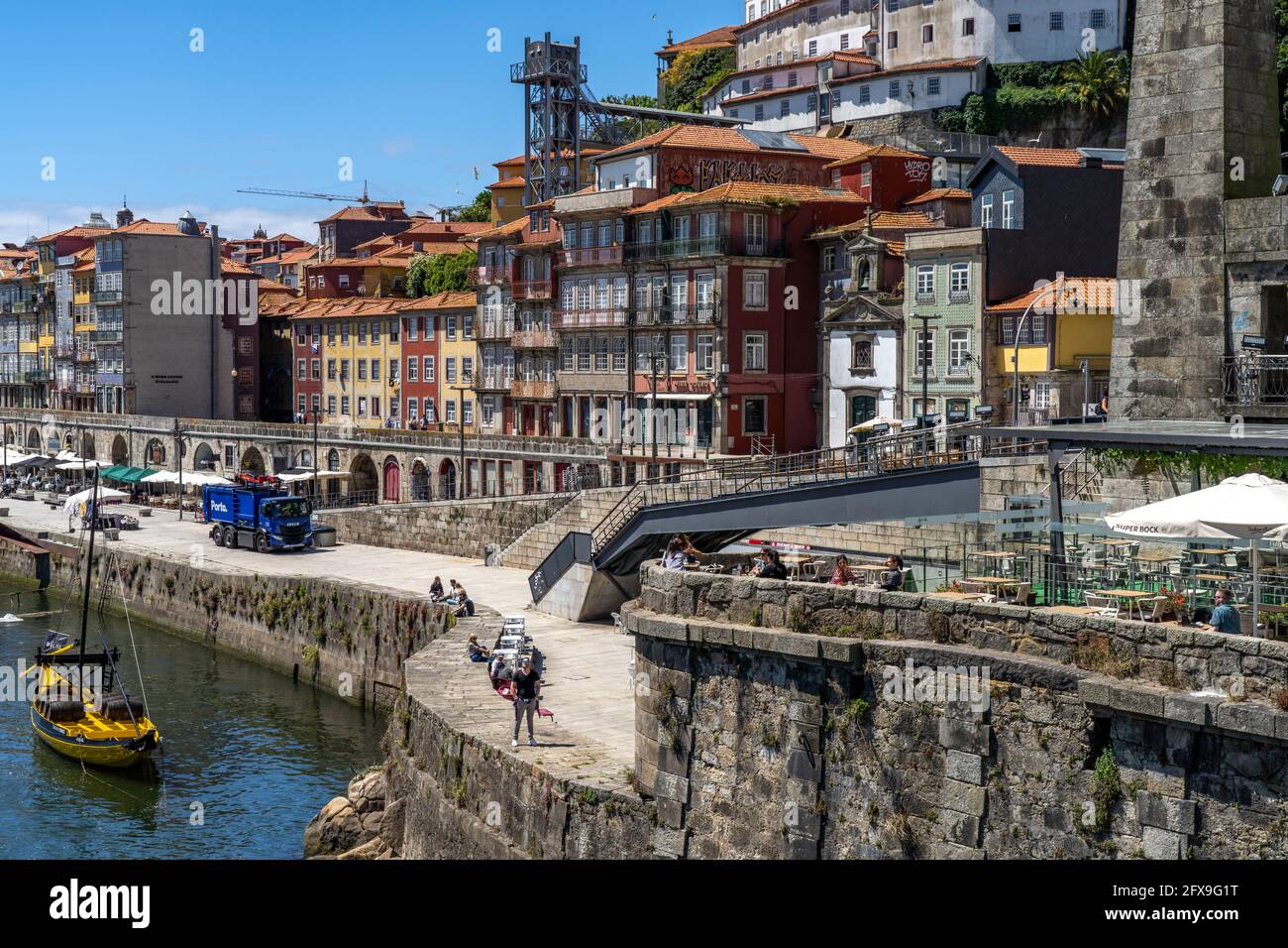 Douro Promenade Cais de Ribeira in der Altstadt von Porto, Portugal, Europa die Douro-Flusspromenade an der historischen Altstadt von Por Stockfoto