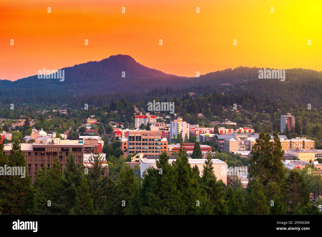 Eugene, Oregon, USA downtown Stadtbild in der Abenddämmerung. Stockfoto