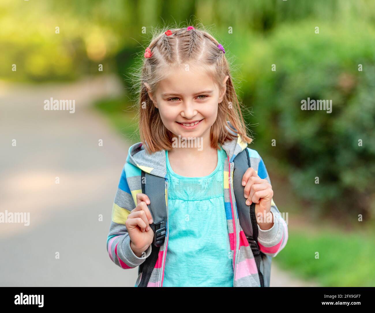 Kleines Mädchen mit Rucksack zur Schule gehen Stockfoto