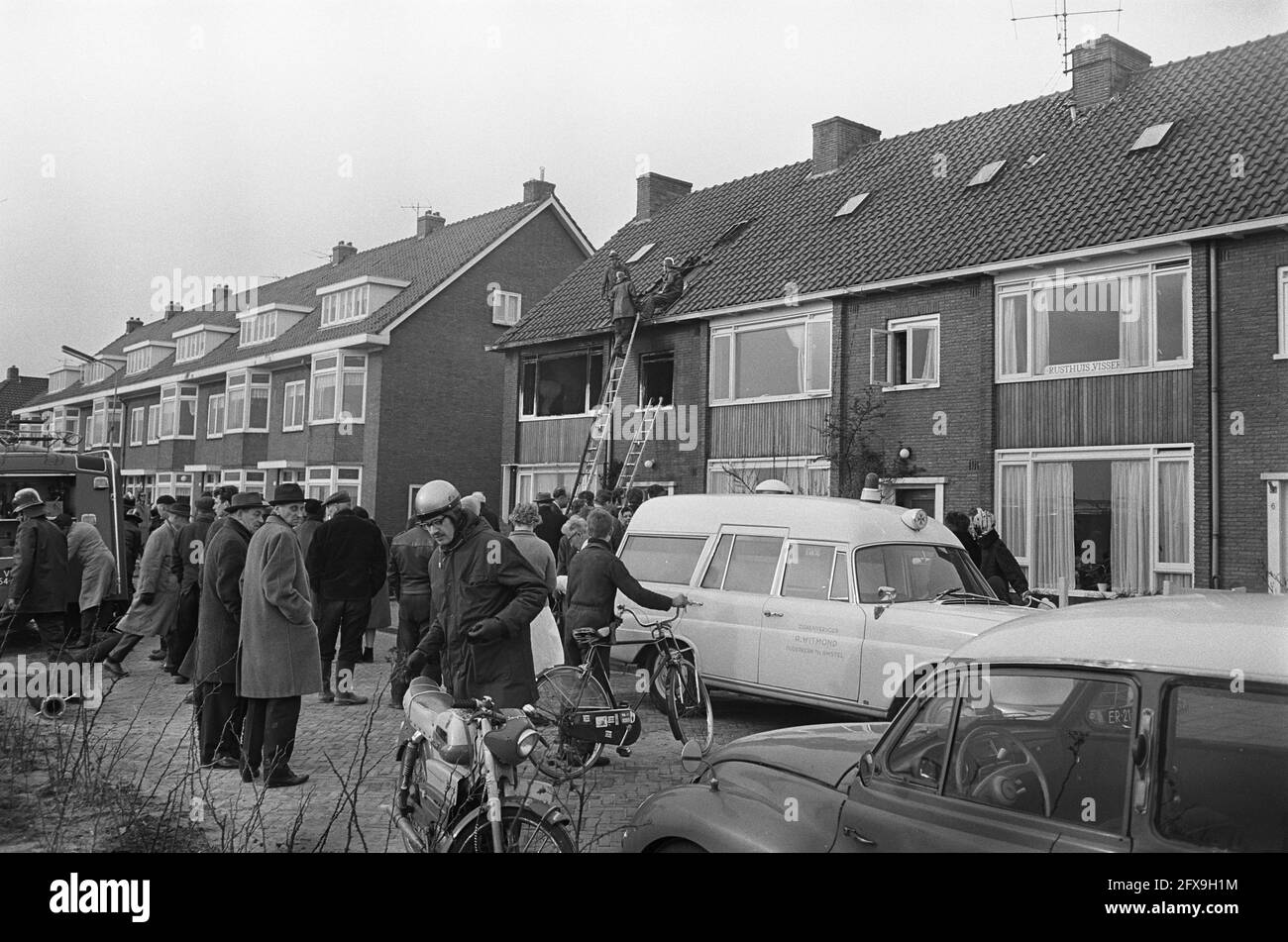 Feuer in der depandance des Pflegeheims Visser in Duivendrecht (Gemeinde Ouder-Amstel), am Populerenweg 8. Vier geistig behinderte ältere Menschen starben (1 Mann und 3 Frauen). Die Feuerwehr bei der Arbeit, 21. Februar 1967, Brände, Feuerwehr, Resthäuser, Niederlande, Foto der Presseagentur des 20. Jahrhunderts, zu erinnerende Nachrichten, Dokumentarfilm, historische Fotografie 1945-1990, visuelle Geschichten, Menschliche Geschichte des zwanzigsten Jahrhunderts, Momente in der Zeit festzuhalten Stockfoto