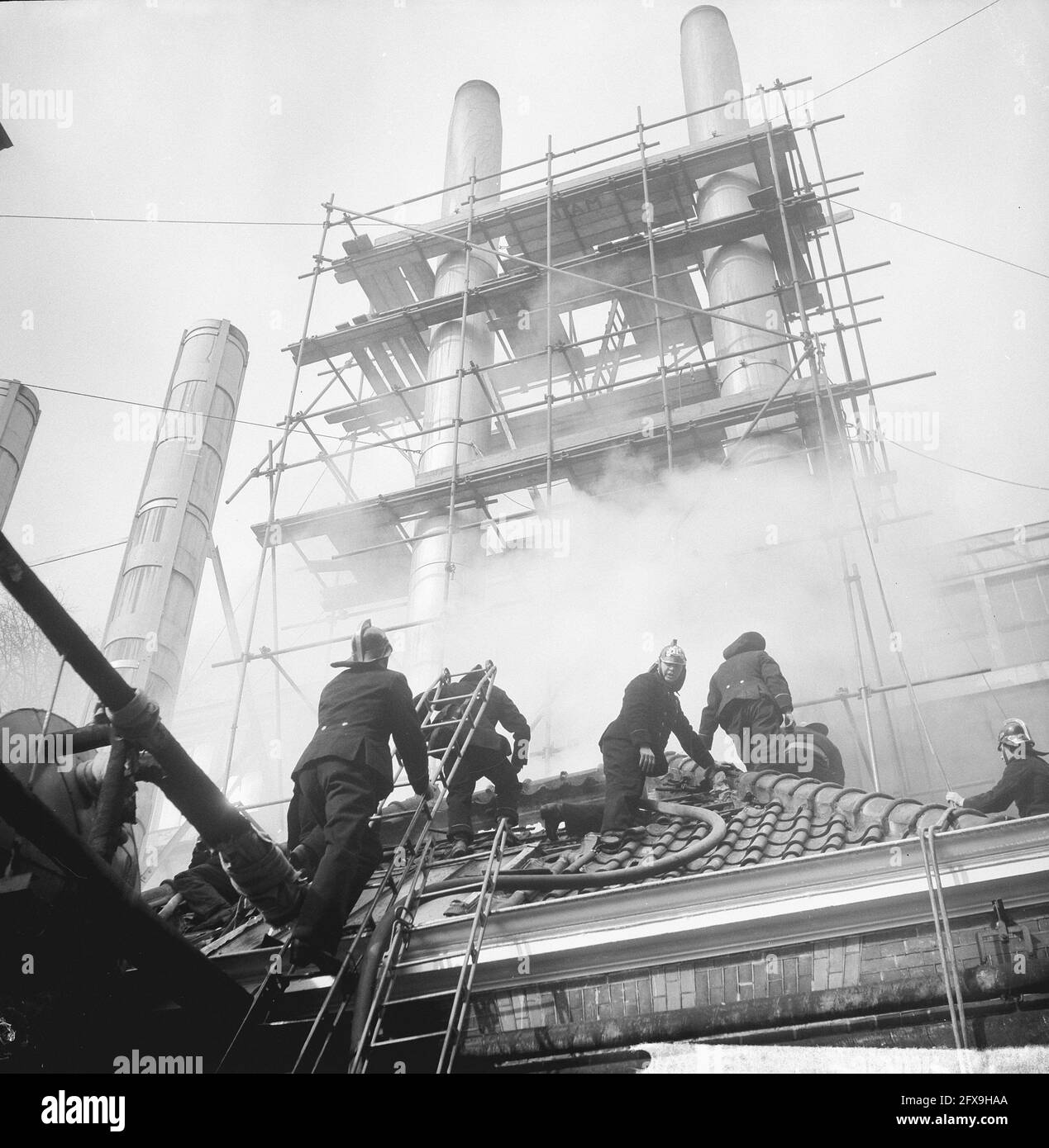 Feuer im Kesselhaus der Binnengasthuis in Amsterdam, 28. März 1963, Feuer, Niederlande, Foto der Presseagentur des 20. Jahrhunderts, Nachrichten zur Erinnerung, Dokumentarfilm, historische Fotografie 1945-1990, visuelle Geschichten, Menschliche Geschichte des zwanzigsten Jahrhunderts, Momente in der Zeit festzuhalten Stockfoto