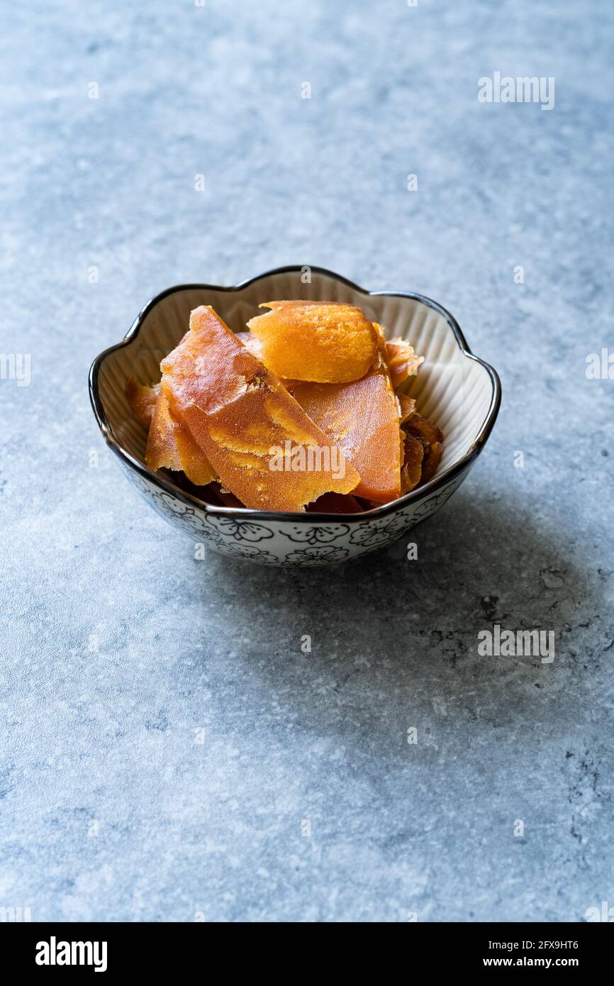 Bottarga getrocknete und geschälte Fischroe von Mullet. Sardisches Essen. Bereit zum Essen. Stockfoto