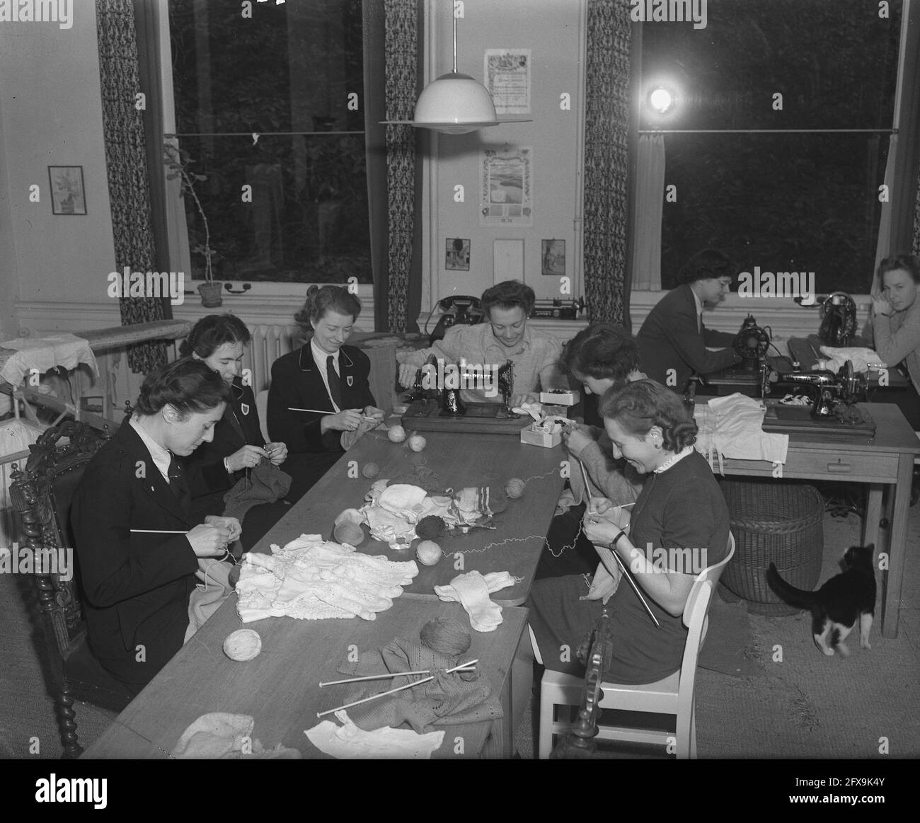 Strickkampagne für oranges Kind, 2. November 1946, Niederlande, Foto der Presseagentur des 20. Jahrhunderts, zu erinnerende Nachrichten, Dokumentarfilm, historische Fotografie 1945-1990, visuelle Geschichten, Menschliche Geschichte des zwanzigsten Jahrhunderts, Momente in der Zeit festzuhalten Stockfoto