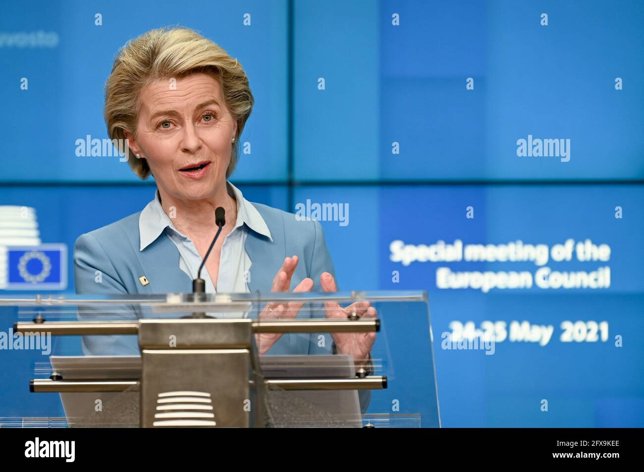 BRÜSSEL, den 26. Mai 2021 (Xinhua) -- die Präsidentin der Europäischen Kommission, Ursula von der Leyen, spricht am 25. Mai 2021 auf einer Pressekonferenz am EU-Hauptsitz in Brüssel, Belgien. Die Infrastruktur für einen digitalen Impfpass, der die Freizügigkeit von Menschen in der Europäischen Union (EU) ermöglicht, wird ab dem 1. Juni fertig sein, sagte die Präsidentin der Europäischen Kommission, Ursula von der Leyen, am Dienstag. (Europäische Union/Handout über Xinhua) Stockfoto