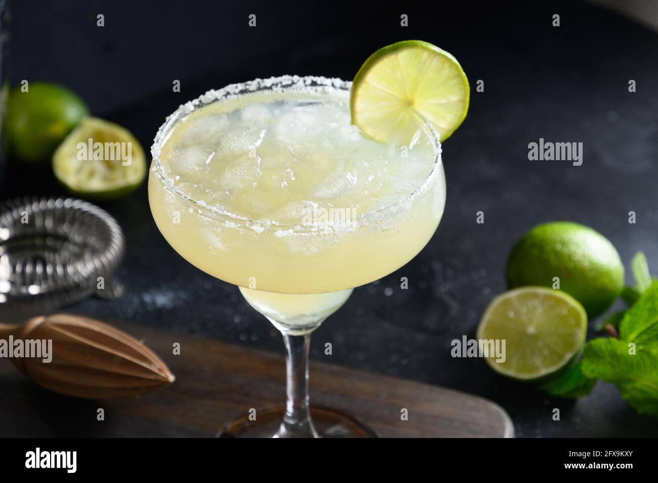 Hausgemachter Margarita Cocktail garniert Limette auf schwarzem Hintergrund. Frische Sommer alkoholisches Getränk für festliche Party. Nahaufnahme. Stockfoto