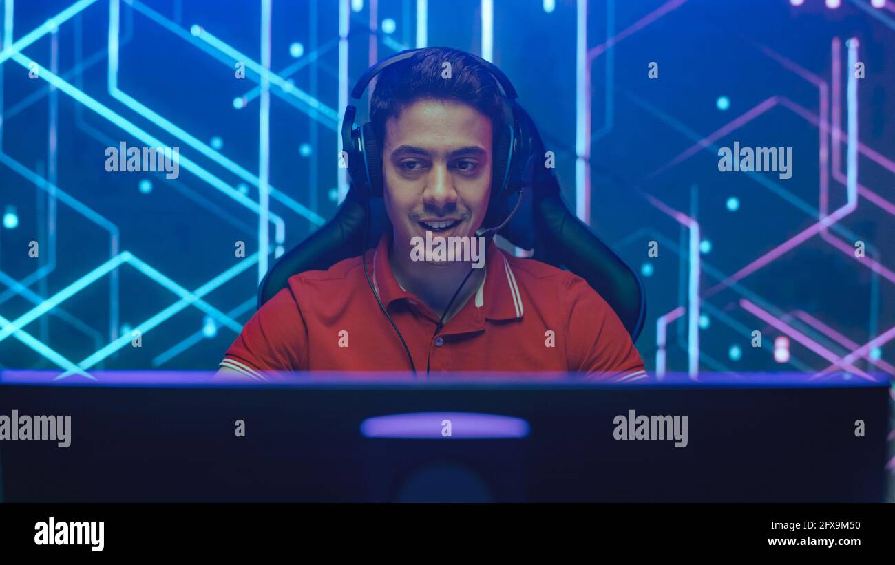 Professioneller eSports-Gamer, der in Computervideospielen spielt. Hintergrund Stilvolle Grafiken. Online Championship Turnier Streaming Event. Hochformat Stockfoto
