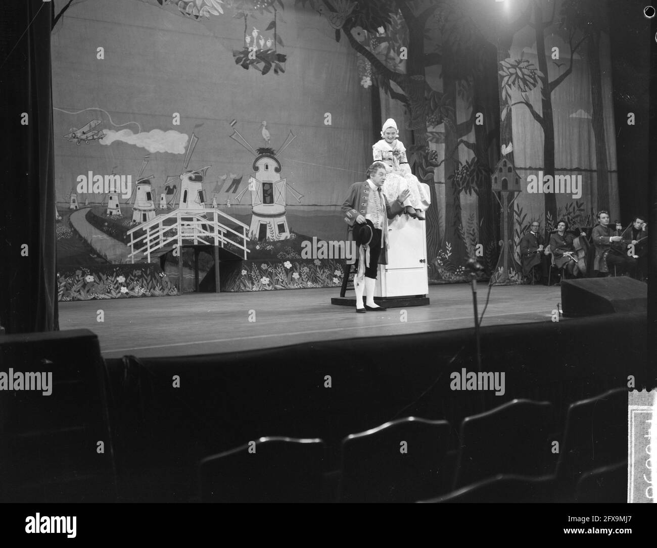 Hochzeit von Kloris und Roosje in der Stadsschouwburg, Thomasvaer (Johan Fiolet) und Pieternel (Mimi Boesnach ), 1. Januar 1963, STADSSCHOUWBURGEN, Hochzeiten, Drama, Niederlande, Foto der Presseagentur des 20. Jahrhunderts, zu erinnerende Nachrichten, Dokumentarfilm, historische Fotografie 1945-1990, visuelle Geschichten, Menschliche Geschichte des zwanzigsten Jahrhunderts, Momente in der Zeit festzuhalten Stockfoto