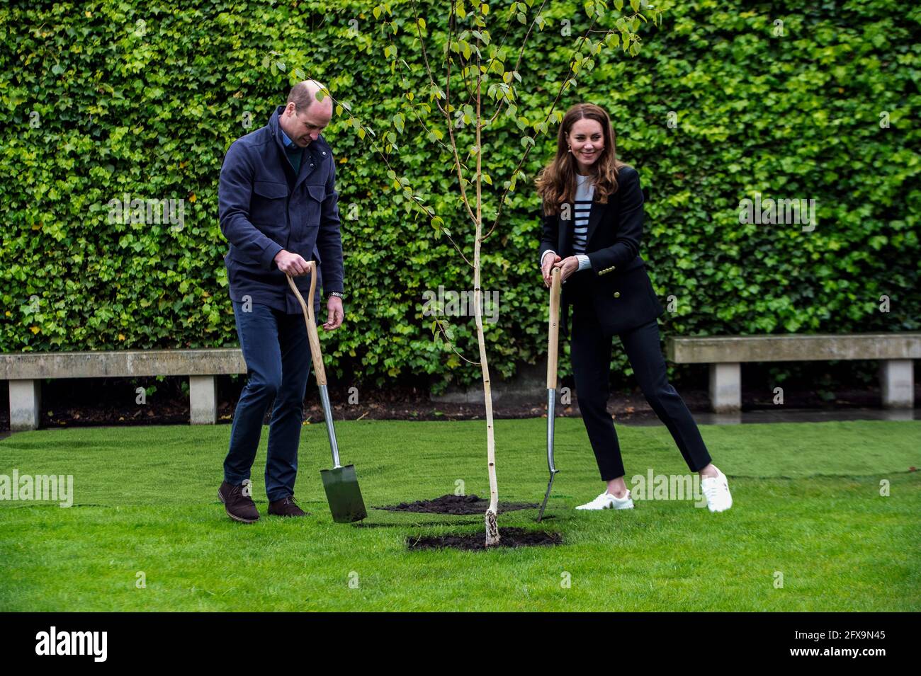 Der Herzog und die Herzogin von Cambridge Pflanzen bei einem Besuch der University of St Andrews einen Baum, um Studenten zu treffen und zu erfahren, wie sie und die Universität einander durch die COVID-19-Pandemie unterstützt haben. Bilddatum: Mittwoch, 26. Mai 2021. Stockfoto