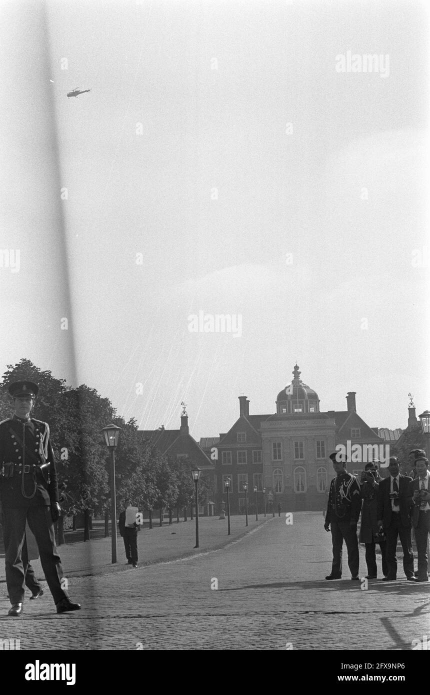 Kaiser Hirohito und Ehefrau auf den Stufen von Paleis Huis ten Bosch, Den Haag, 8. Oktober 1971, KEIZERINNEN, Besuche, Kaiser, Paläste, Niederlande, Presseagentur des 20. Jahrhunderts, News to remember, Dokumentarfilm, historische Fotografie 1945-1990, visuelle Geschichten, Menschliche Geschichte des zwanzigsten Jahrhunderts, Momente in der Zeit festzuhalten Stockfoto