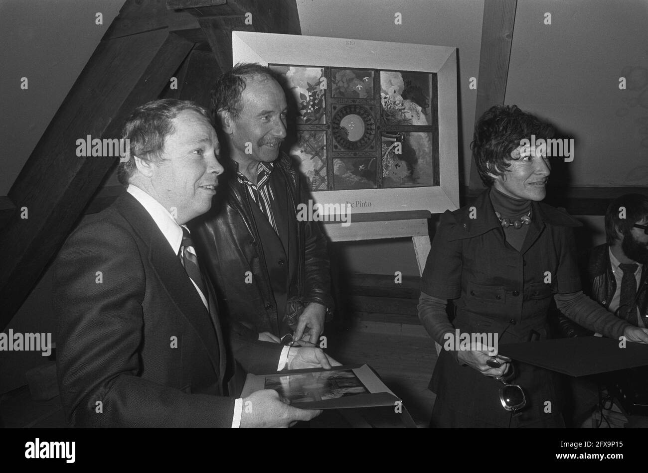 Bürgermeister David Crombie von Toronto bietet Geschenk an die Stadt Amsterdam im Pinto House in St. Antoniebrees David Crombie während der Präsentation, 2. Oktober 1974, Angebote, Bürgermeister, Geschenke, Zeichnungen, Niederlande, Foto der Presseagentur des 20. Jahrhunderts, zu erinnerende Nachrichten, Dokumentation, historische Fotografie 1945-1990, visuelle Geschichten, Menschliche Geschichte des zwanzigsten Jahrhunderts, Momente in der Zeit festzuhalten Stockfoto