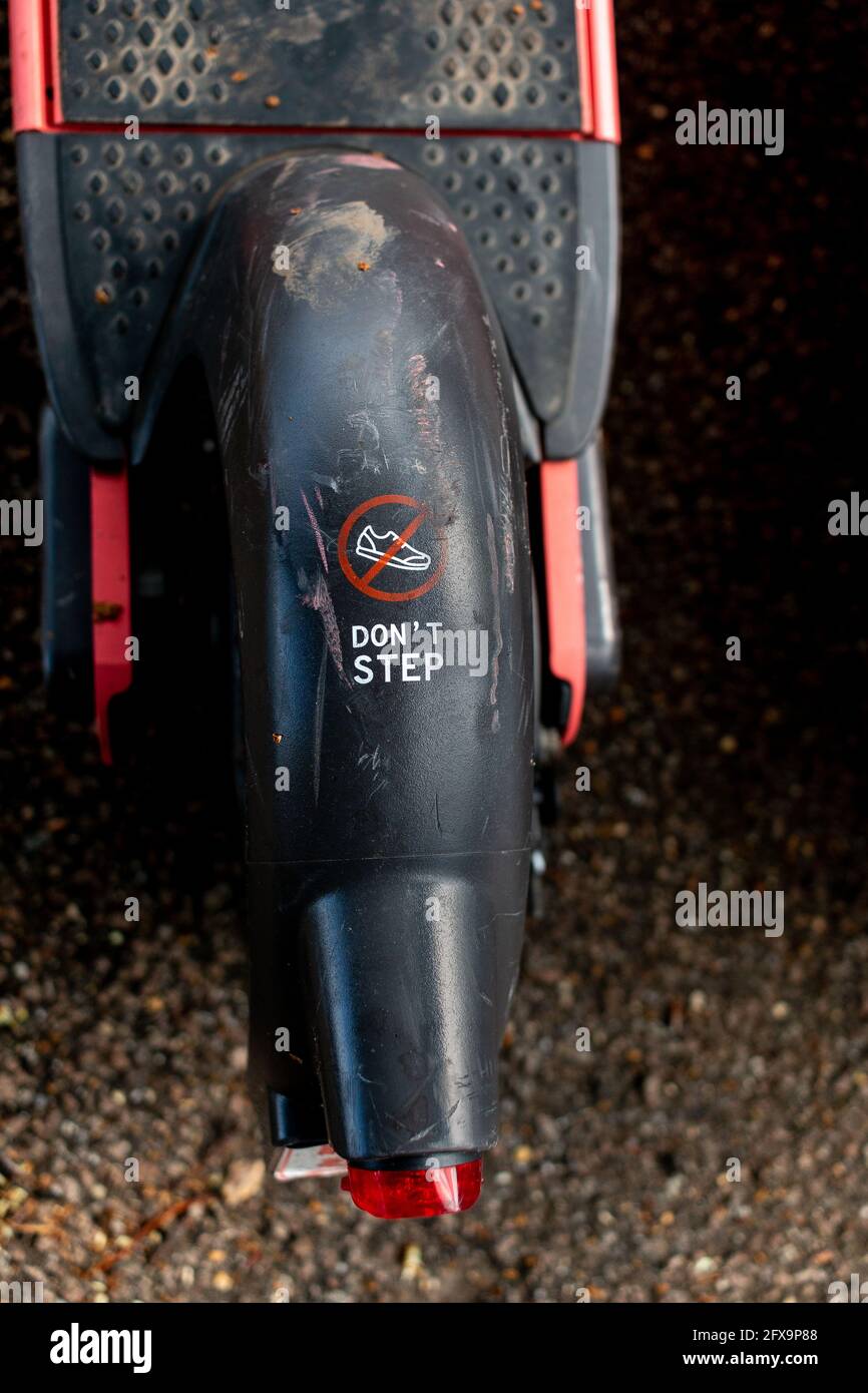 Das Don't Step-Symbol auf diesem Elektroroller wurde offensichtlich angestund. Stockfoto