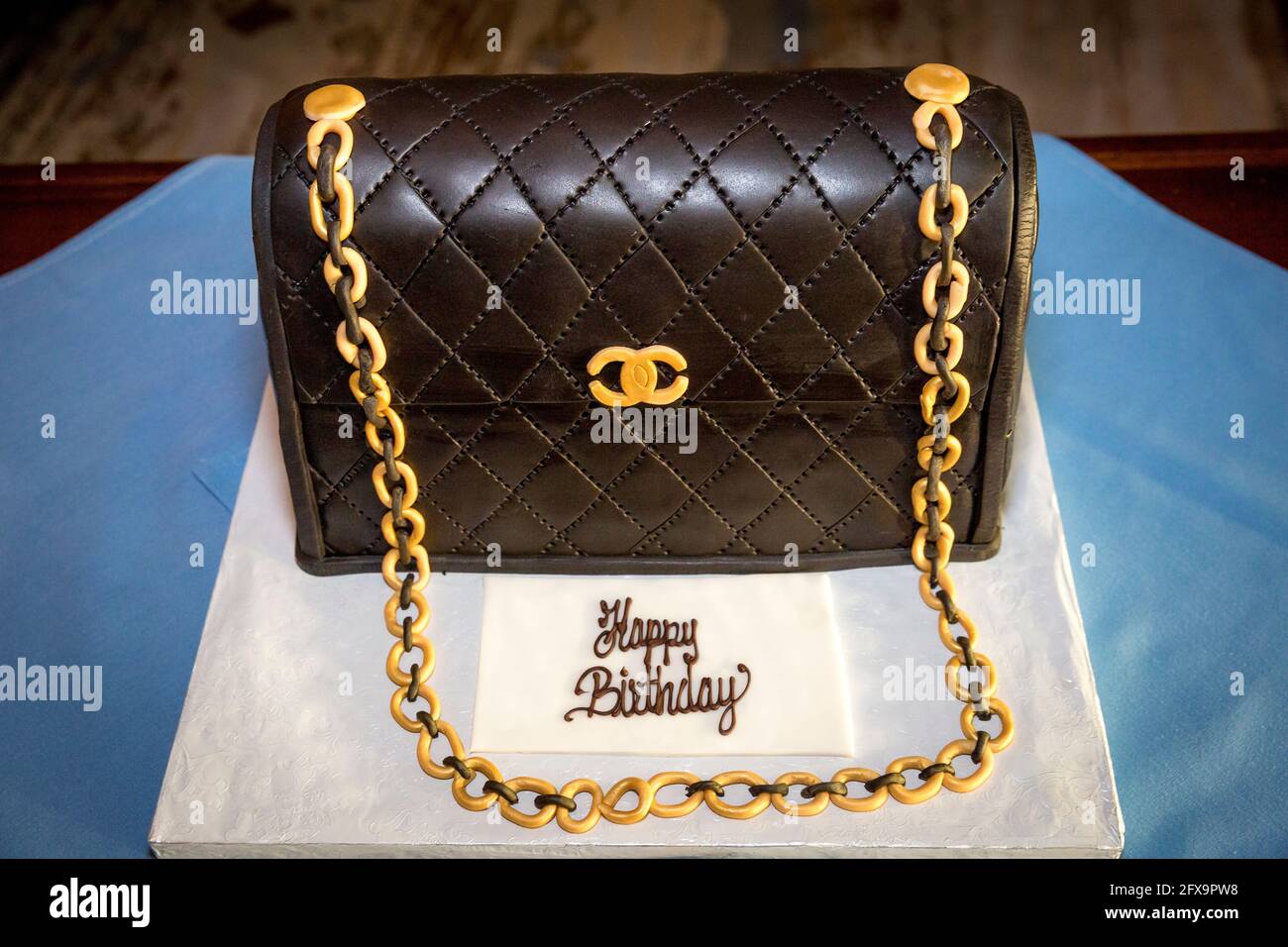 Chanel inspirierte Geburtstagskuchen in Form einer Geldbörse auf einer Geburtstagsfeier in Naples, Florida, USA Stockfoto