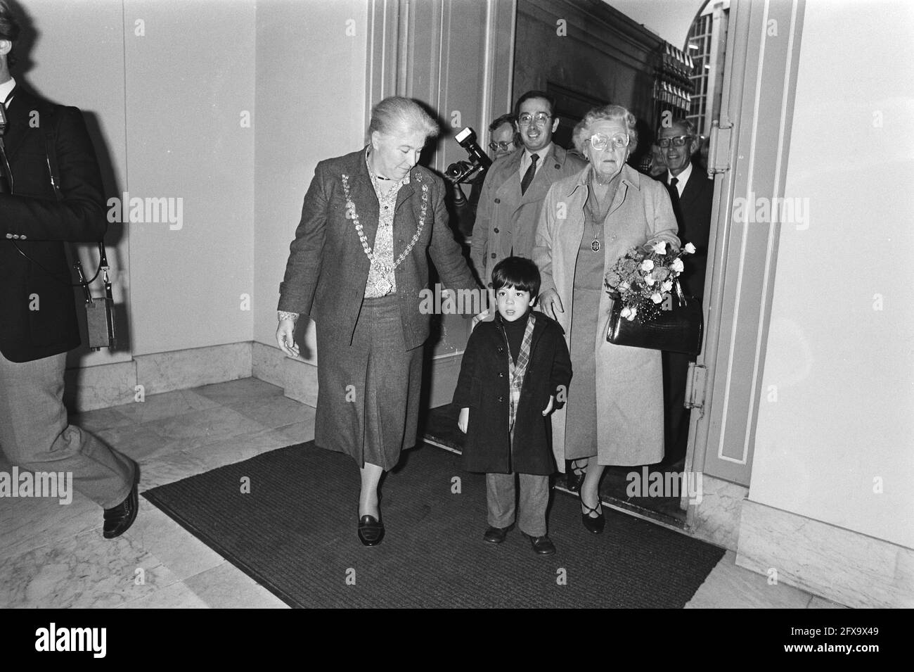 Bürgermeister Vos-van Gortel (links) begleitet bei der Ankunft (links nach rechts) Jorge Guillermo, Bernardo und Prinzessin Juliana, 13. Oktober 1981, Ankünfte, Bürgermeister, Prinzessinnen, Rathaus, Niederlande, Presseagentur des 20. Jahrhunderts, News to remember, Dokumentarfilm, historische Fotografie 1945-1990, visuelle Geschichten, Menschliche Geschichte des zwanzigsten Jahrhunderts, Momente in der Zeit festzuhalten Stockfoto