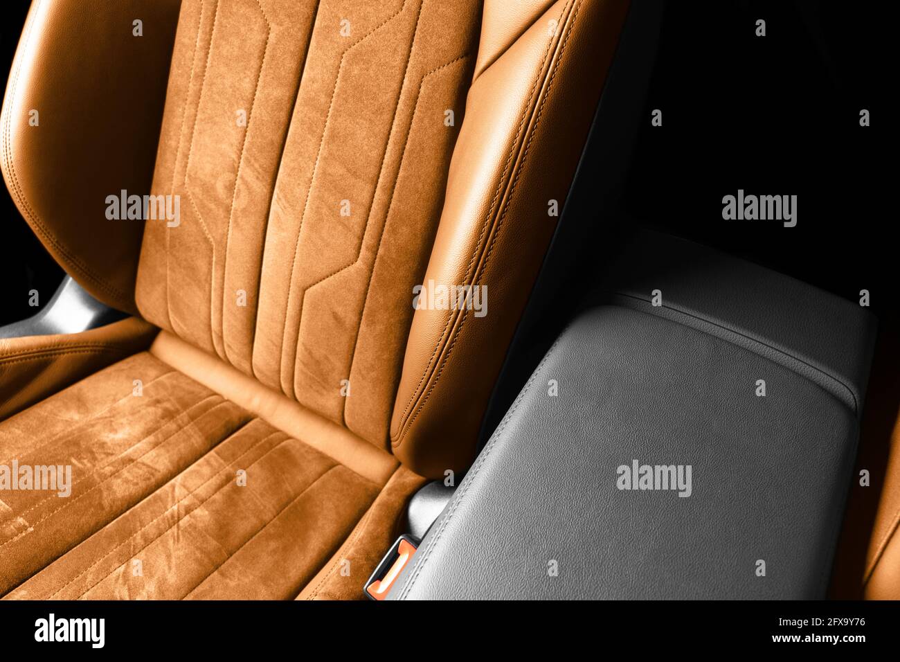 Modernes Luxus Auto braunes Leder mit alcantara Interieur. Teil aus  orangefarbenem Leder mit weißen Ziernähten. Innenraum des Prestige-Autos.  Perfo Stockfotografie - Alamy