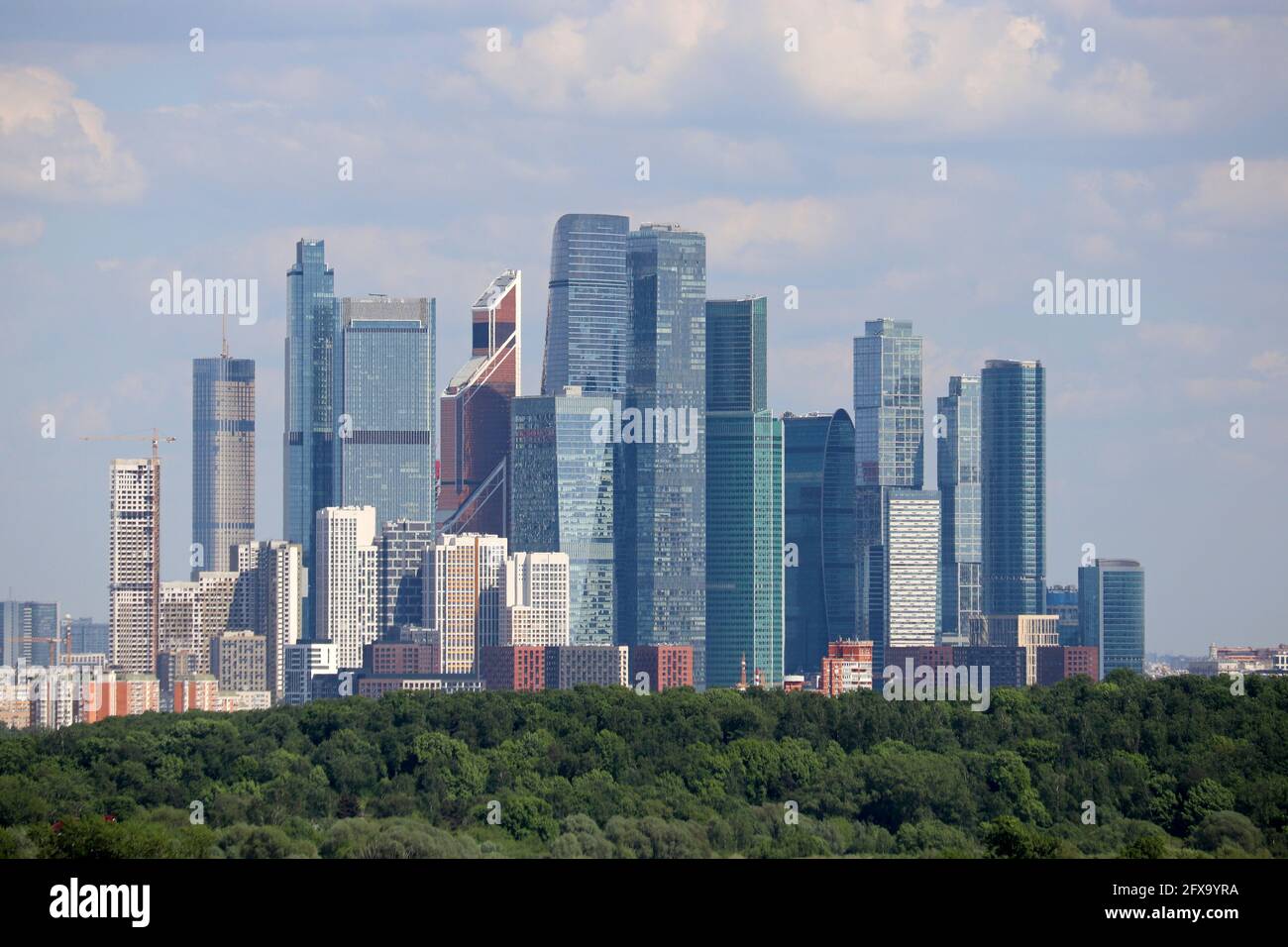 Blick auf die Wolkenkratzer der Stadt Moskau im Sommer. Futuristisches Stadtbild, Konzept der russischen Wirtschaft Stockfoto