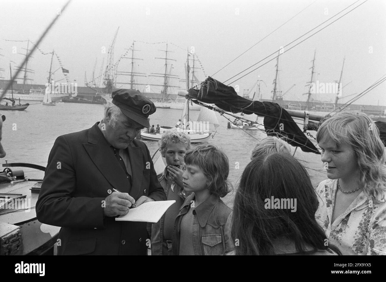 Captain Baines, eine Figur aus der Fernsehserie Onedin Line, gespielt von Howard lang, gibt Autogramme, 15. August 1975, Schauspieler, Autogramme, Publikum, Niederlande, Foto der Presseagentur des 20. Jahrhunderts, zu erinnerende Nachrichten, Dokumentarfilm, historische Fotografie 1945-1990, visuelle Geschichten, Menschliche Geschichte des zwanzigsten Jahrhunderts, Momente in der Zeit festzuhalten Stockfoto