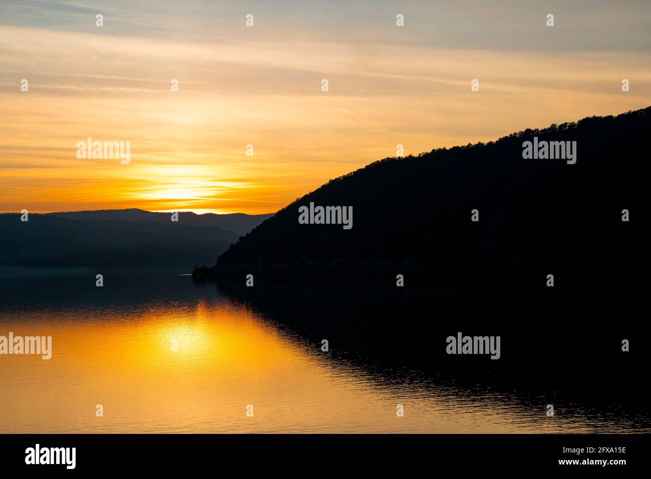 Blick auf den Sonnenuntergang in der Donau-Schlucht in Djerdap auf dem Serbisch-rumänische Grenze Stockfoto