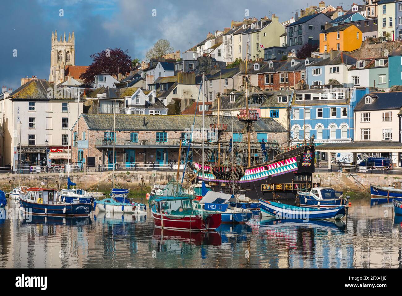 Devon GB, malerische Aussicht auf Fischerboote, die im Hafen von Brixham, Torbay, Devon, Südwestengland, Großbritannien, festgemacht sind Stockfoto