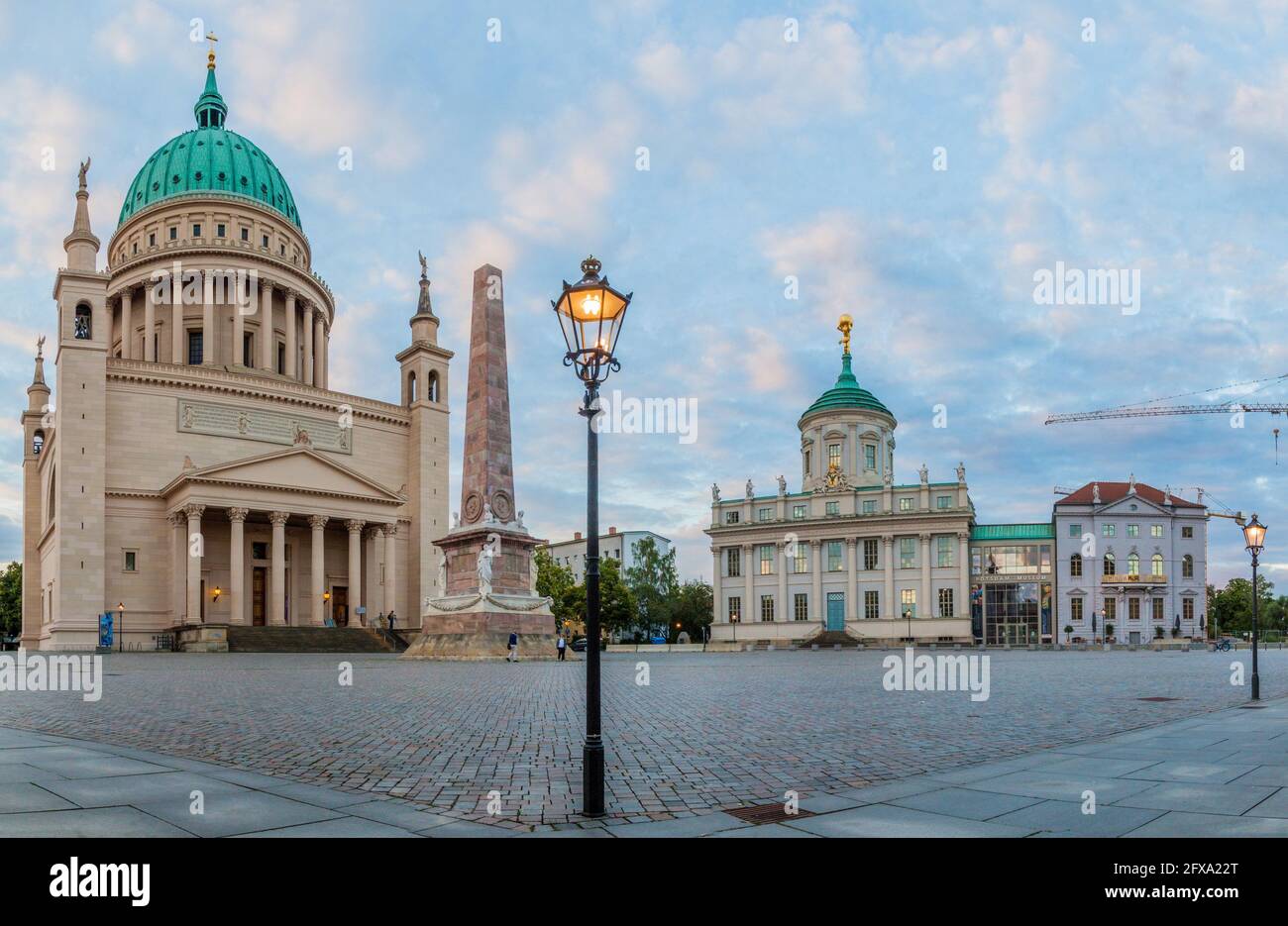 POTSDAM, 14. AUGUST 2017: Alter Marktplatz am Alten Markt mit Nikolaikirche in Potsdam Stockfoto