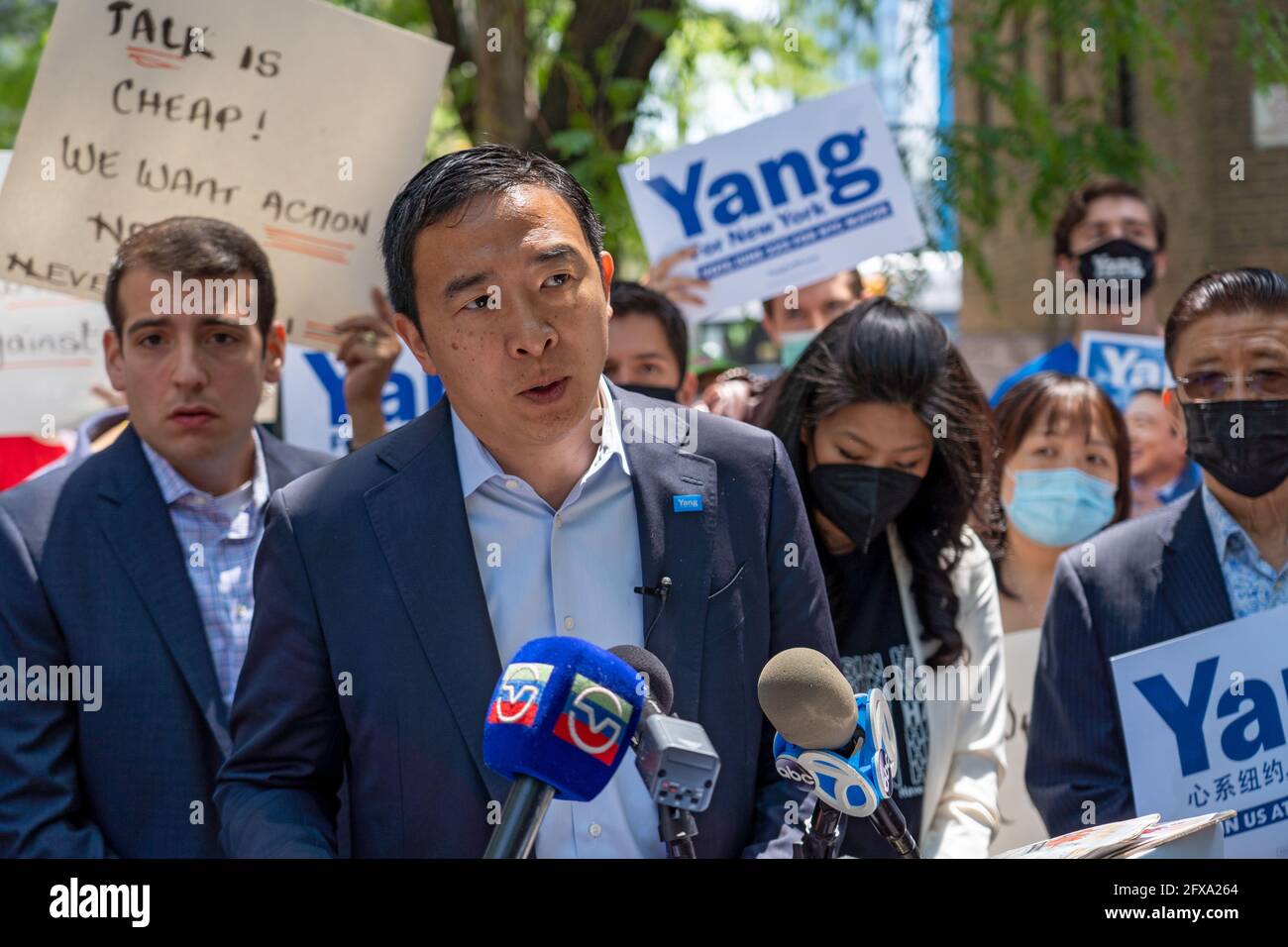 Bürgermeisterkandidat Andrew Yang spricht auf der Pressekonferenz in Queens, New York City.der Bürgermeister Andrew Yang, zusammen mit den Abgeordneten von Queens und den Kandidaten des Stadtrats von New York, hielt vor der U-Bahnstation 21st Street-Queensbridge F eine Pressekonferenz ab, um einen kürzlichen Angriff zu verurteilen, bei dem ein asiatisch-amerikanischer Mann auf die U-Bahngleise gedrückt wurde. Evelyn Yang, seine Frau, prangerte einen satirischen politischen Cartoon von Andrew Yang an, der kürzlich von der New York Daily News veröffentlicht wurde und ihn als Touristen darstellt, der aus der U-Bahn-Station am Times Square kommt. Stockfoto