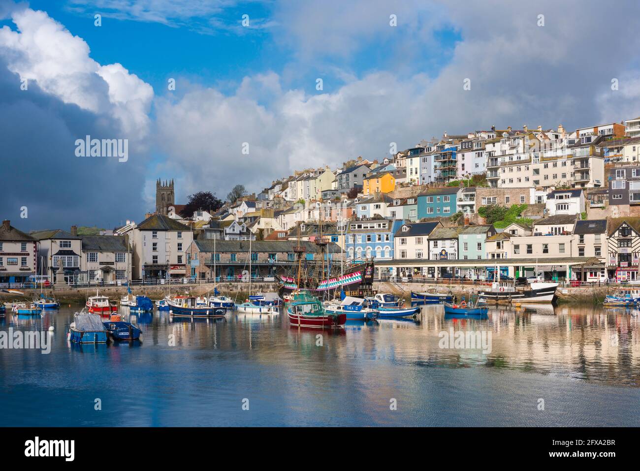 Torbay Devon UK, Blick auf Fischerboote, die im farbenfrohen Hafen von Brixham, Torbay, Devon, Südwestengland, Großbritannien, vertäut sind Stockfoto