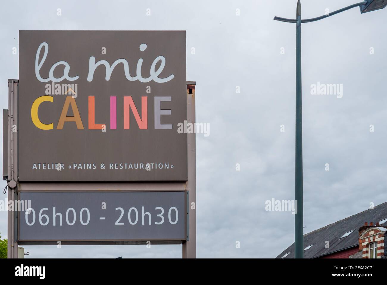 LA MIE CALINE Signage auf französischem Geschäft. Frontansicht des französischen Ladens mit Logo in Nantes, Frankreich 20.5.2021 LA MIE CALINE ist eine berühmte Marke für Brotprodukte Stockfoto