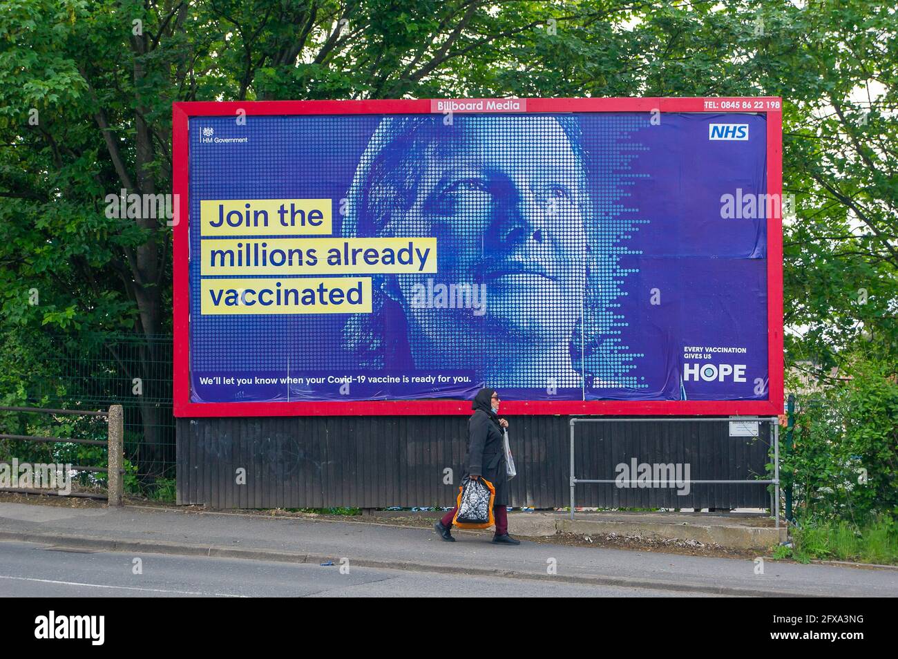 Slough, berkshire, Großbritannien. Mai 2021. Eine Gesetzesvorlage des NHS, die die Menschen daran erinnert, sich bei ihrer Einlaserung für ihren Covid-19-Impfstoff zu stellen. Die sieben Tage währende Covid-19-Infektionsrate pro 100,000 Menschen in Slough für die Woche bis zum 18. Mai ist gegenüber 22.7 auf 25.4 gestiegen. Angesichts der Tatsache, dass die Zahl der positiven Covid-19-Fälle in indischen Varianten zu steigen beginnt, könnte die möglicherweise gesamte Aufhebung der Sperrbeschränkungen im Juni in Gefahr sein. Quelle: Maureen McLean/Alamy Live News Stockfoto