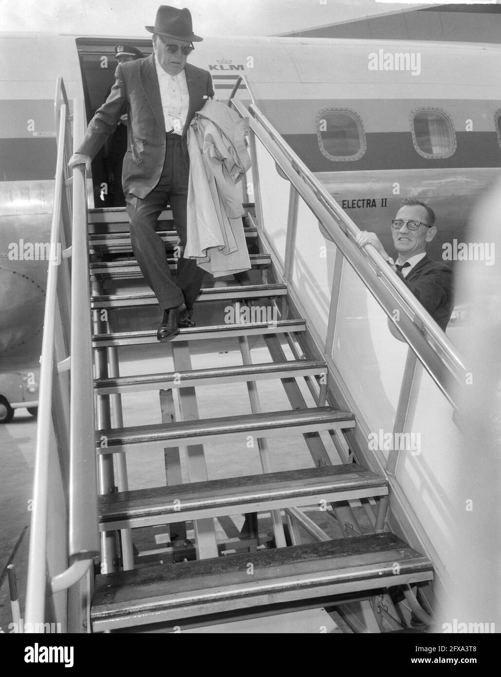 Charlie Chaplin über die Flugzeugtreppe, 23. Juni 1965, Ankünfte, Schauspieler, Flugzeugtreppen, Niederlande, Foto der Presseagentur des 20. Jahrhunderts, Nachrichten zu erinnern, Dokumentarfilm, historische Fotografie 1945-1990, visuelle Geschichten, Menschliche Geschichte des zwanzigsten Jahrhunderts, Momente in der Zeit festzuhalten Stockfoto