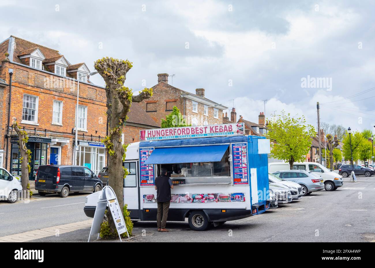 Ungesunder Essensstil: Mobiler Kebab-Van, der an einem bewölkten Tag im Stadtzentrum von Hungerford, einer Marktstadt in berkshire, Südwestengland, geparkt ist Stockfoto