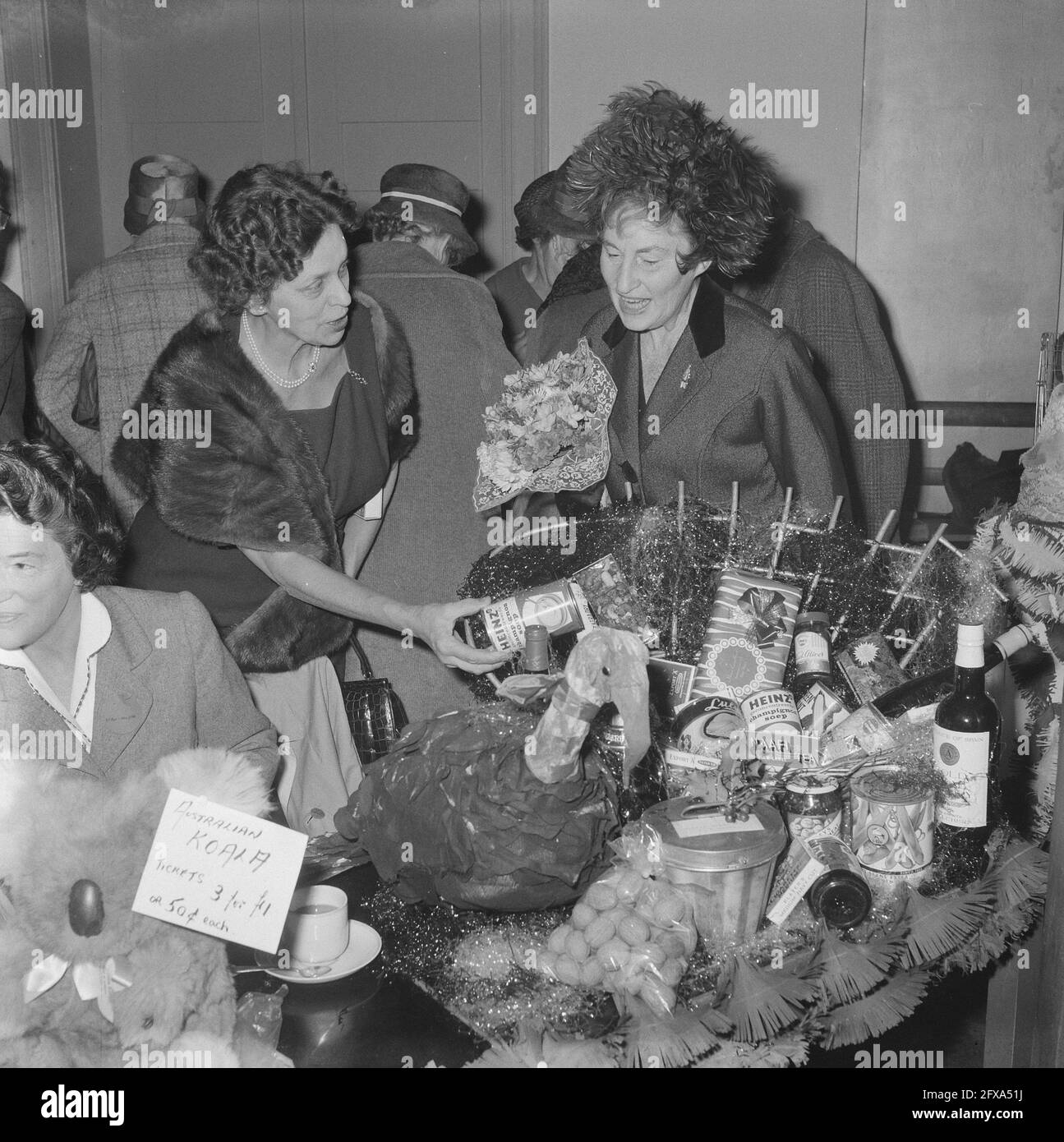 Weihnachtsbasar in Den Haag eröffnet von Lady Noble, Ehefrau des britischen Botschafters, 8. November 1962, ECHTGENOTES, Botschaftern, Niederlande, Presseagentur des 20. Jahrhunderts, Foto, Nachrichten zum erinnern, Dokumentarfilm, historische Fotografie 1945-1990, visuelle Geschichten, Menschliche Geschichte des zwanzigsten Jahrhunderts, Momente in der Zeit festzuhalten Stockfoto