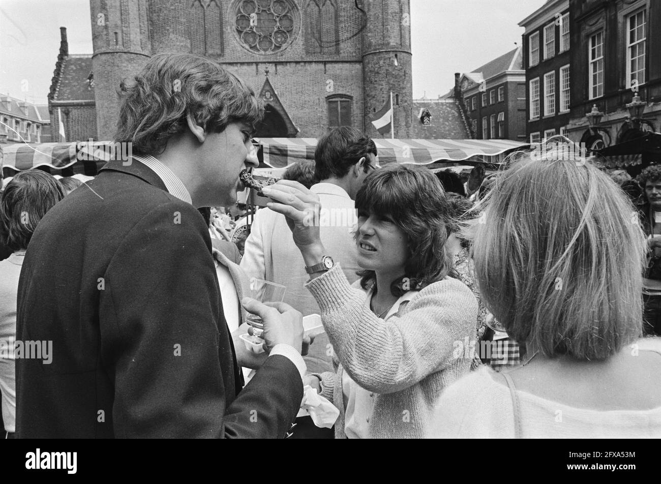 Ed Nijpels (VVD) (l) und seine zukünftige Frau Ingrid Pieters beim gemeinsamen Essen, 30. Juni 1983, Demonstrationen, Essen, Niederlande, Foto der Presseagentur des 20. Jahrhunderts, zu erinnerende Nachrichten, Dokumentarfilm, historische Fotografie 1945-1990, visuelle Geschichten, Menschliche Geschichte des zwanzigsten Jahrhunderts, Momente in der Zeit festzuhalten Stockfoto