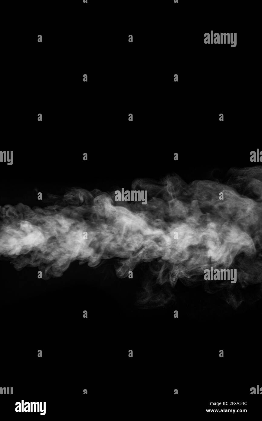 Horizontal gewellter weißer Dampf, Nebel oder Rauch isoliert mit transparentem Spezialeffekt auf schwarzem Hintergrund, vertikaler Rahmen. Abstrakter Hintergrund Nebel oder SM Stockfoto