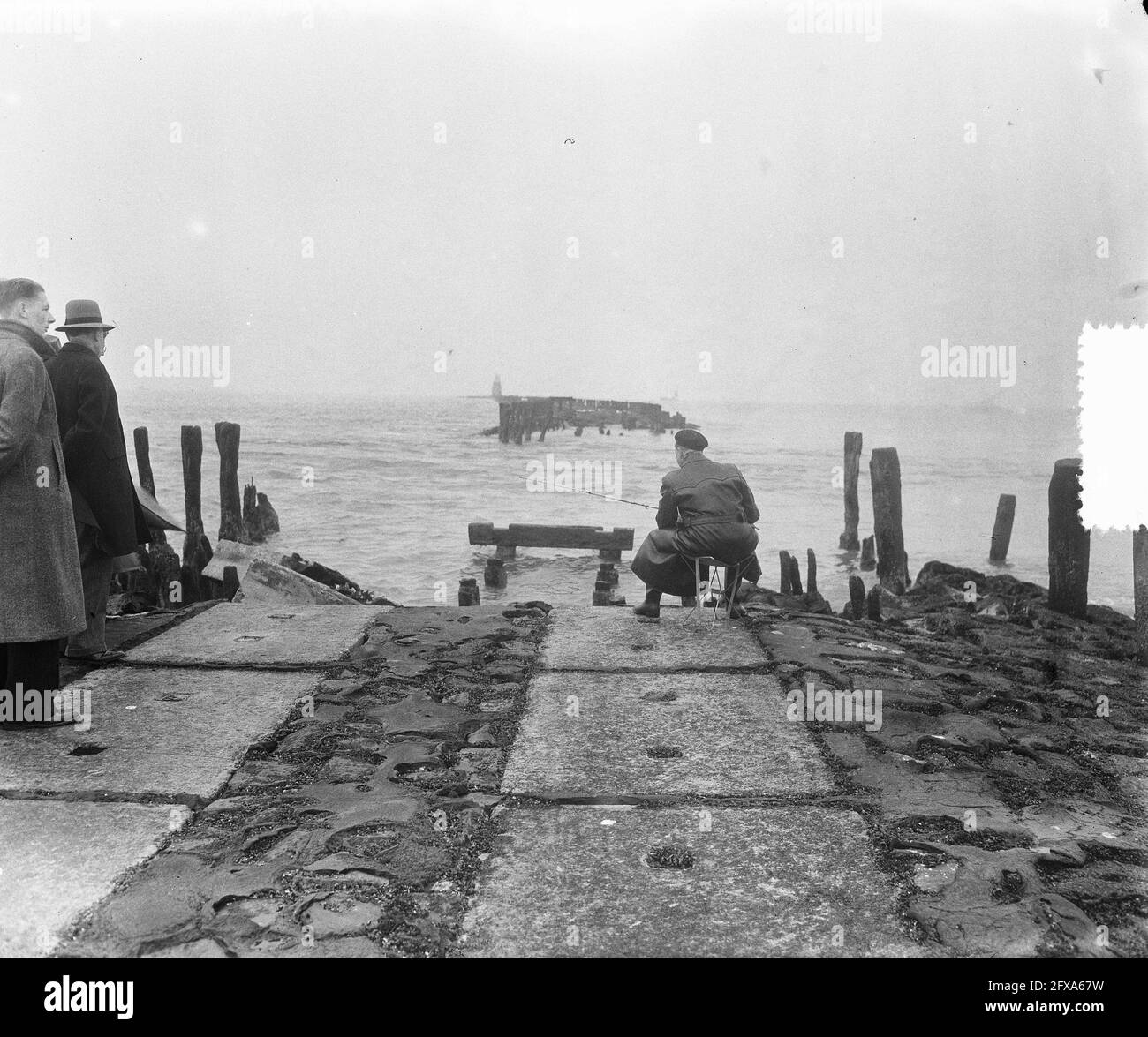 Schlussloch Faustus Hoek van Holland . Angeln in Loch, 15. November 1952, FISCHE, Niederlande, 20. Jahrhundert Presseagentur Foto, Nachrichten zu erinnern, Dokumentarfilm, historische Fotografie 1945-1990, visuelle Geschichten, Menschliche Geschichte des zwanzigsten Jahrhunderts, Momente in der Zeit festzuhalten Stockfoto