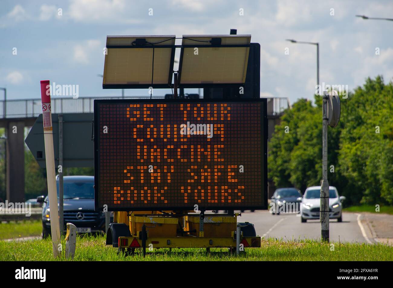 George Green, Buckinghamshire, Großbritannien. Mai 2021. Ein LED-Schild, das die Menschen daran erinnert, ihre Covid-19-Impfstoffe zu buchen. Die sieben Tage währende Covid-19-Infektionsrate pro 100,000 Menschen in Slough für die Woche bis zum 18. Mai ist gegenüber 22.7 auf 25.4 gestiegen. Angesichts der Tatsache, dass die Zahl der positiven Covid-19-Fälle in indischen Varianten zu steigen beginnt, könnte die möglicherweise gesamte Aufhebung der Sperrbeschränkungen im Juni in Gefahr sein. Quelle: Maureen McLean/Alamy Stockfoto