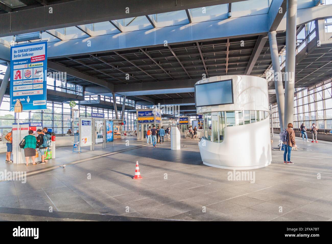BERLIN, DEUTSCHLAND - 23. JULI 2017: Blick auf die S-Bahn-Station Sudkreuz in Berlin. Stockfoto