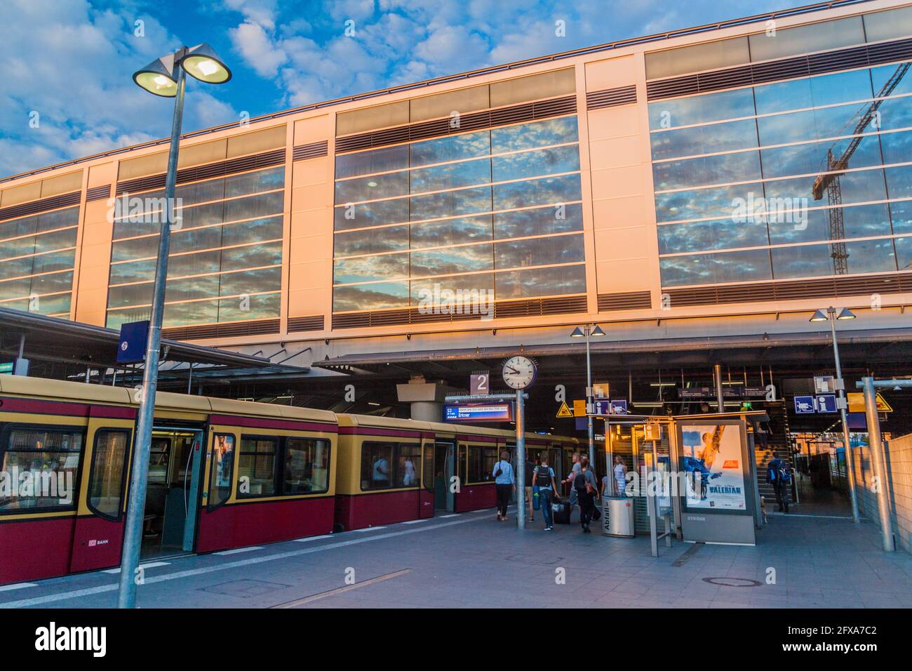 BERLIN, DEUTSCHLAND - 23. JULI 2017: Blick auf die S-Bahn-Station Ostkreuz in Berlin. Stockfoto