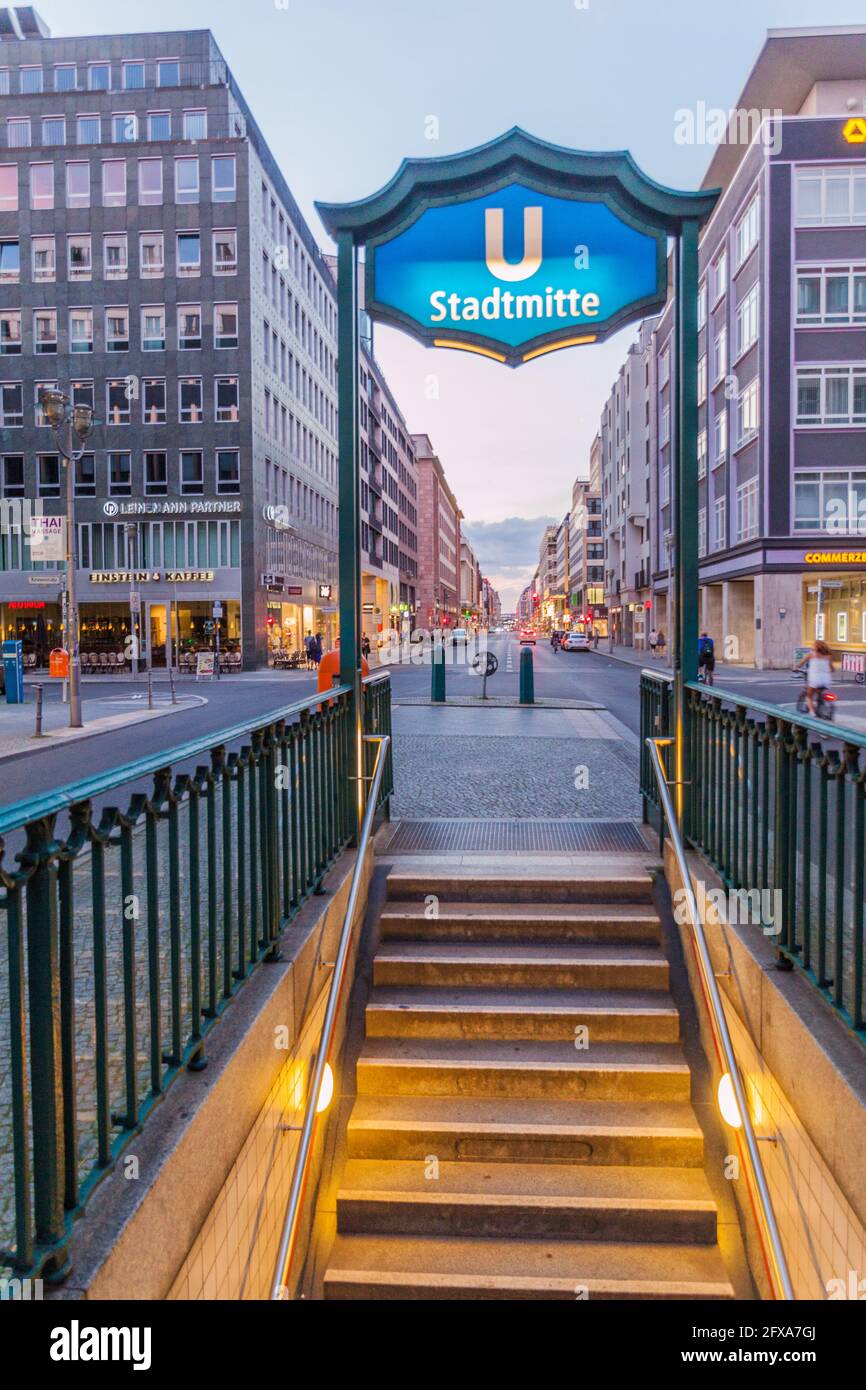 BERLIN, DEUTSCHLAND - 30. JULI 2017: Eingang zur U-Bahn-Station Stadtmitte in Berlin, Deutschland Stockfoto