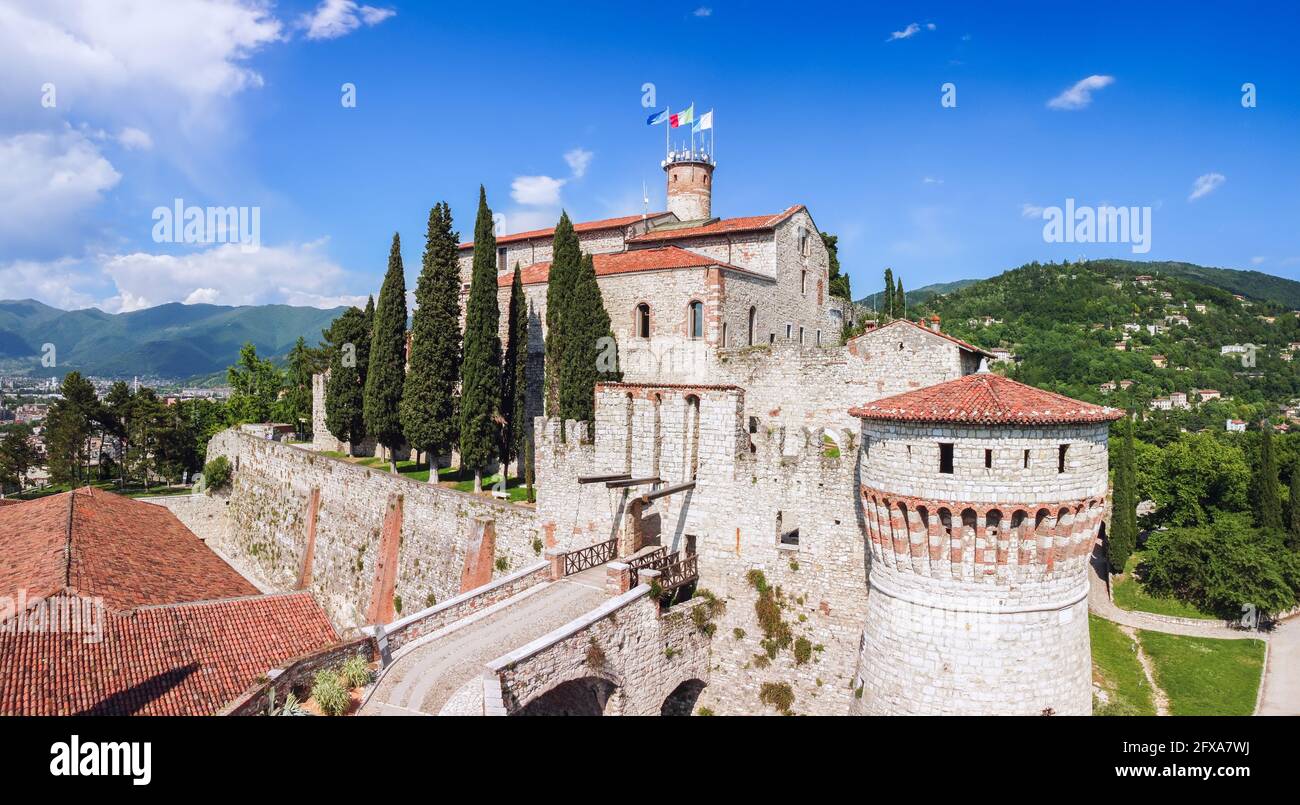 Drohnenansicht des historischen Schlosses in Brescia. Lombardei, Italien Stockfoto