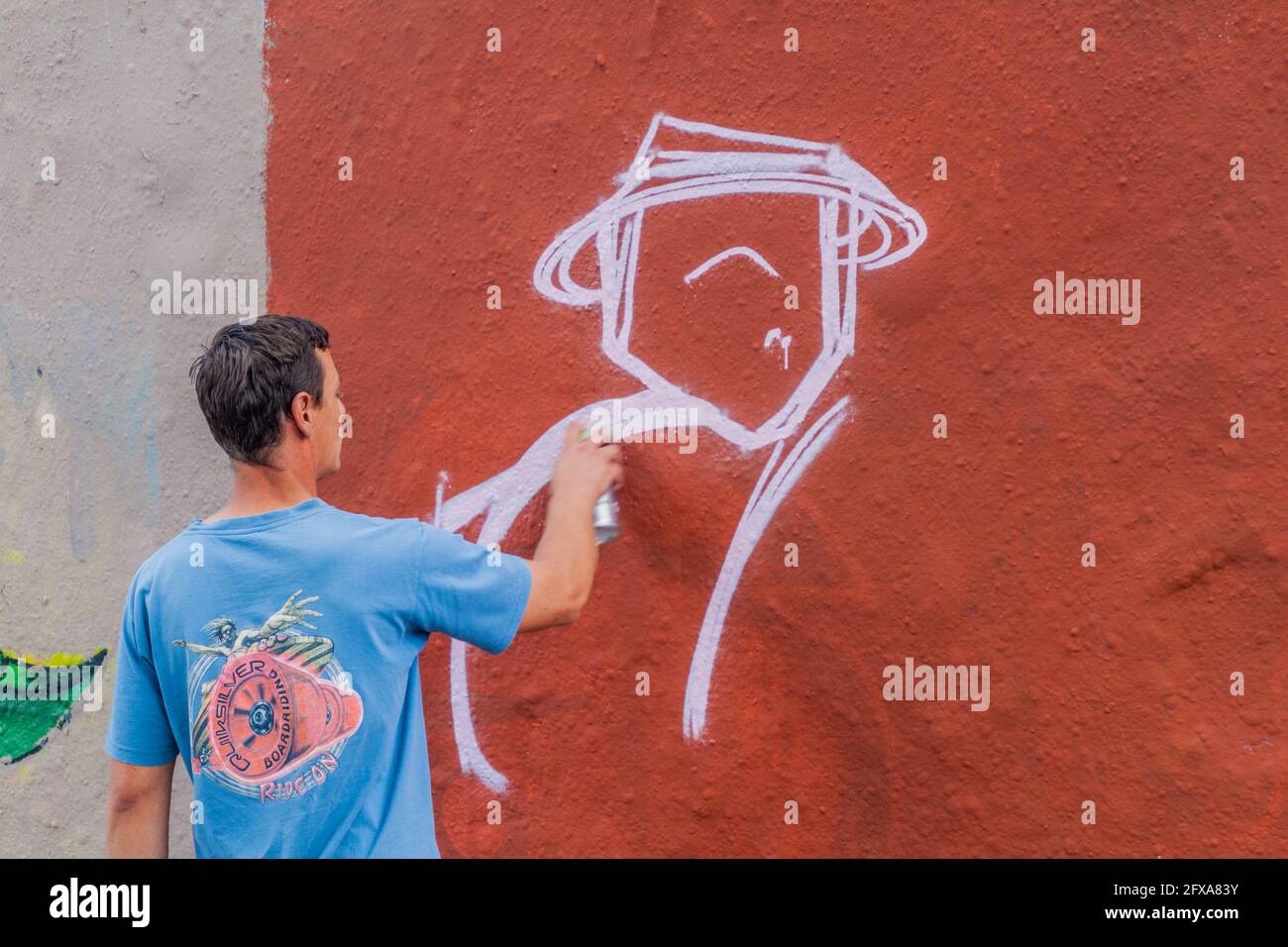 BERLIN, DEUTSCHLAND - 6. AUGUST 2017: Graffiti-Künstler malen auf einem Abschnitt der Berliner Mauer im Mauerpark. Stockfoto