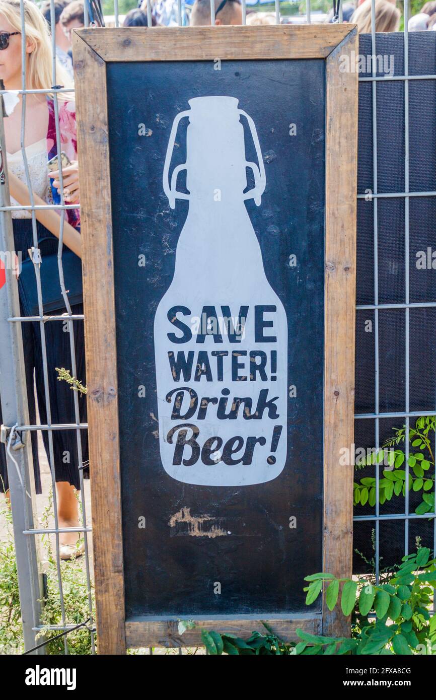 BERLIN, DEUTSCHLAND - 6. AUGUST 2017: Plakat Save Water Bier trinken im Mauerpark. Stockfoto