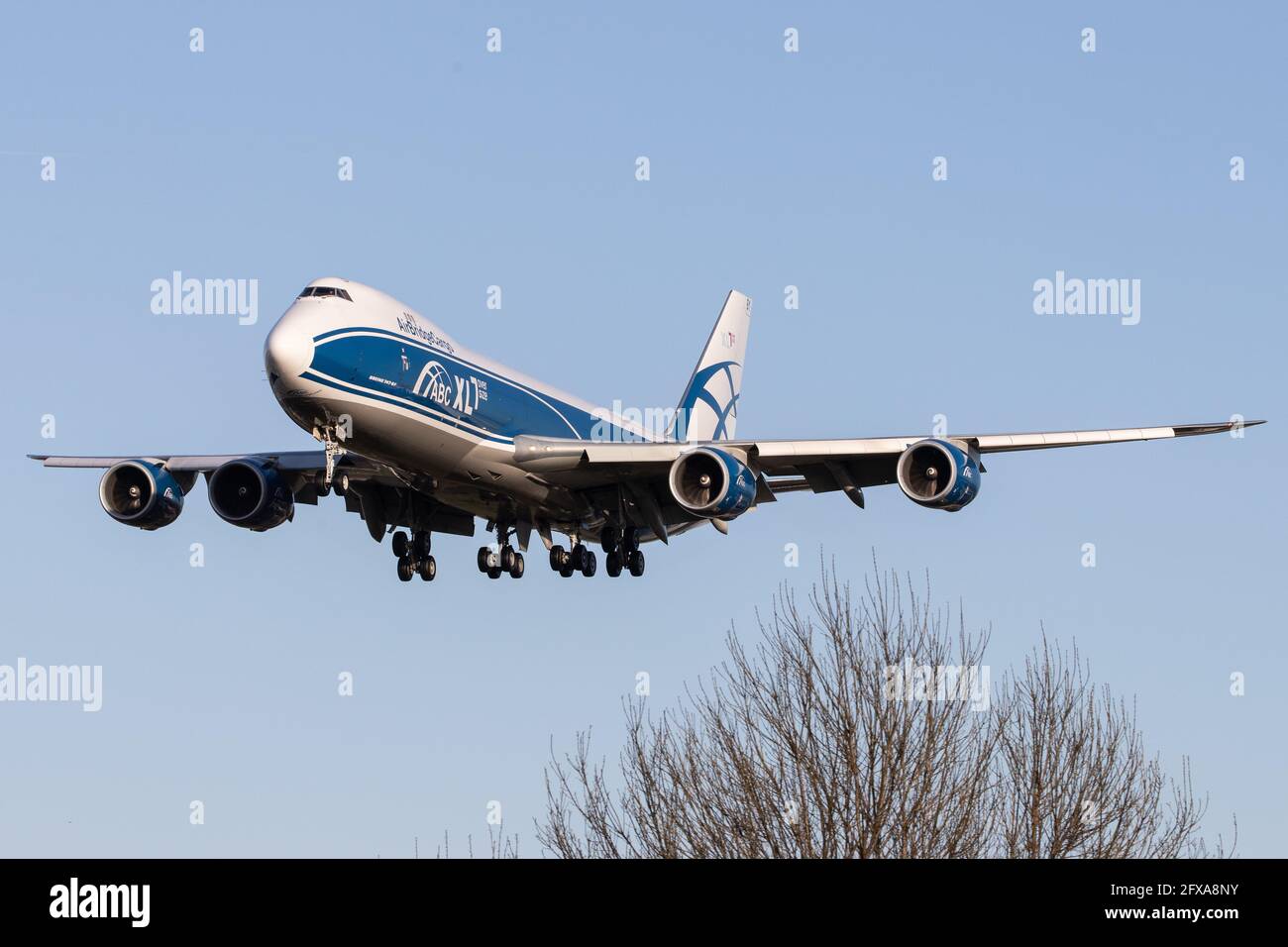 LONDON, GROSSBRITANNIEN – 11. Februar 2020: AirBridgeCargo (RU / ABW) nähert sich dem Flughafen London Heathrow (EGLL/LHR) mit einer Boeing B748 (VP-BBY/63781). Stockfoto